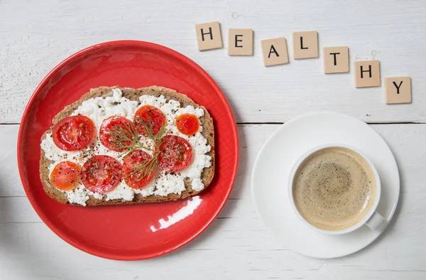 健康早餐概念与番茄面包 — 图库照片