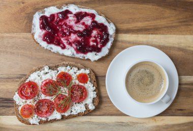 Ekmek ve kahve ile kahvaltı konsepti