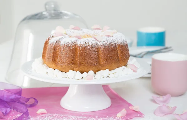 Torta Gugelhupf con zucchero a velo e fiori — Foto Stock