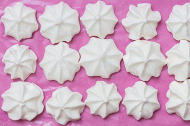 Pembe kağıt üzerinde birçok meringues görünümü top