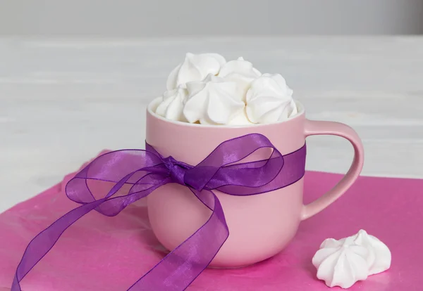 Merengue dulce en copa como regalo —  Fotos de Stock