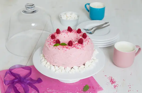 Гугельхупф торт с розовым маслом и малиной — стоковое фото