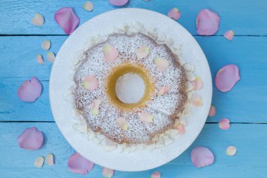 Gugelhupf kek pudra şekeri ve çiçeği