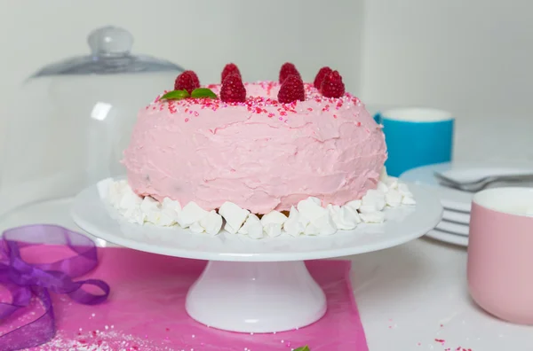 Гугельхупф торт с розовым маслом и малиной — стоковое фото