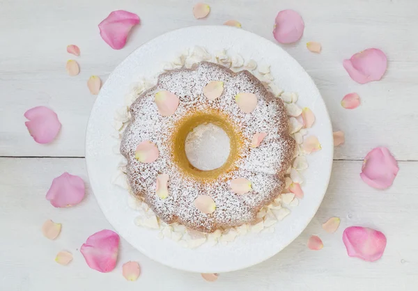 Pastel de Gugelhupf con azúcar en polvo y flor —  Fotos de Stock