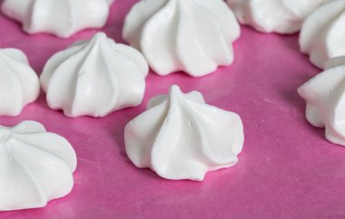 Pembe kağıt üstten görünüm üzerinde birçok meringues yakın çekim