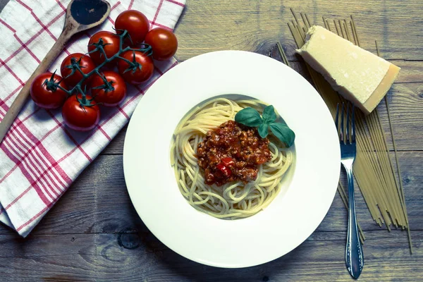 Spaghetti Bolognese Sauce Parmesan Basil — Stock Photo, Image