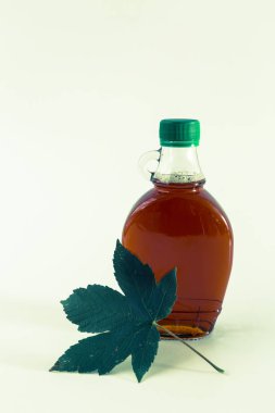 Bir şişe içinde izole akçaağaç şurubu