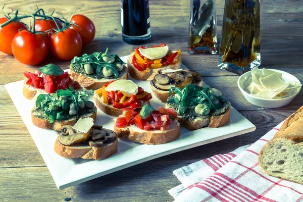 Bruschetta กับถั่วและ arugula, เห็ด, ชีสแพะ — ภาพถ่ายสต็อก