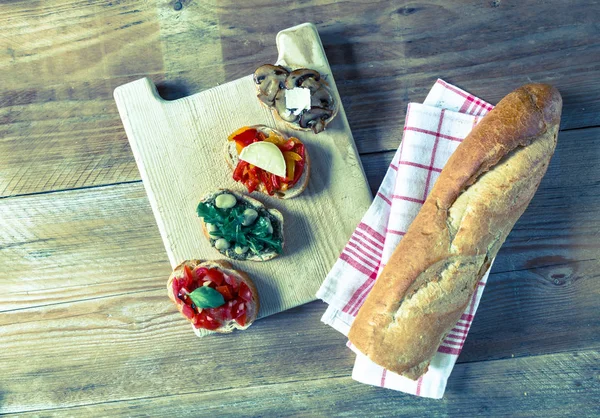 Bruschetta fasulye ve roka, mantar, keçi peyniri ile — Stok fotoğraf