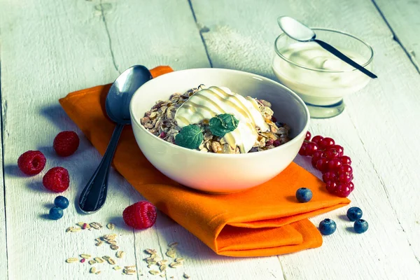 Müsli mit Joghurt und Früchten auf Holz — Stockfoto