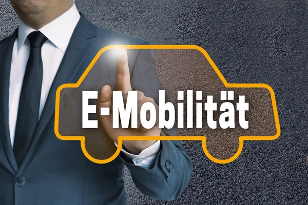 E-Mobilitaet (w niemieckim E-mobilności) ekran dotykowy jest wyświetlany przez busi — Zdjęcie stockowe