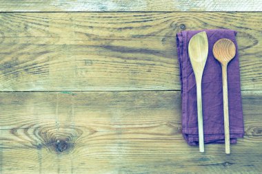 peçete ahşap arka plan üzerine bir tahta kaşıkla