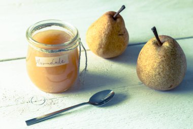 Kordon bir kavanoza Armut Reçeli