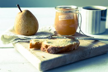 Armut Reçeli ve ekmek Kahvaltı