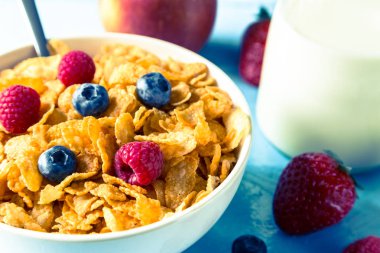 süt ve meyve bir kase mısır gevreği