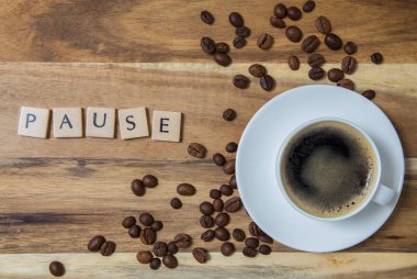 Espresso Duraklat kavramı arka plan ağaç üzerinde
