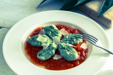 Gnocchi vahşi sarımsaklı domates sosu ve parmesan peyniri ile.