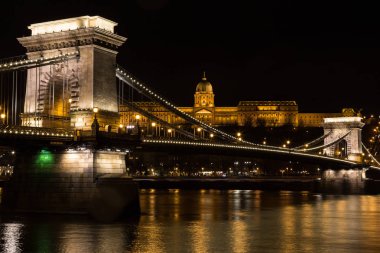Zincir köprü Buda Castle Macaristan Budapeşte gece ile