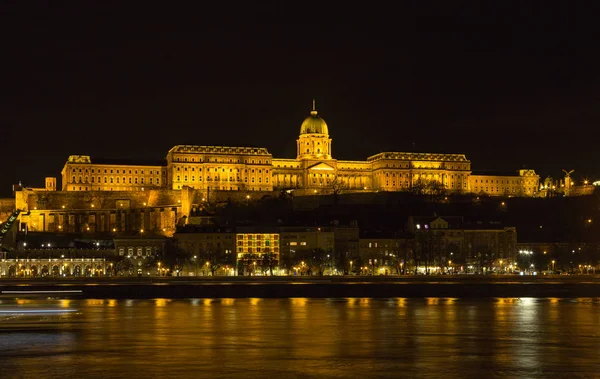 Castillo de Buda Hungría Budapest de noche — Foto de Stock