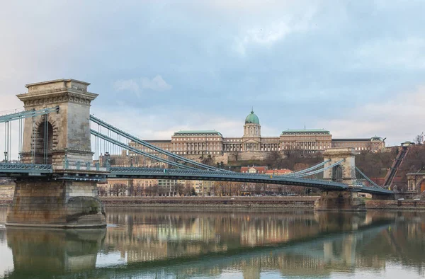 Ponte Cadeia com Castelo de Buda Hungria Budapeste durante o dia — Fotografia de Stock
