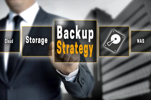Backup-Strategie Touchscreen wird von einem Geschäftsmann bedient — Stockfoto