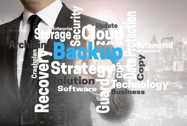 Backup-Wordcloud-Touchscreen wird von Geschäftsmann gezeigt — Stockfoto