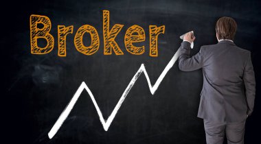 İşadamı broker yazı tahtası kavramı üzerinde yazıyor.