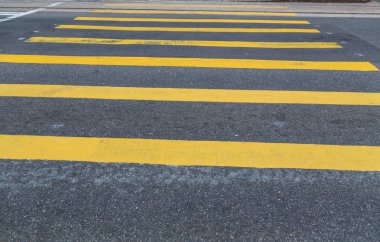 Asfalt üzerinde sarı yaya geçidi