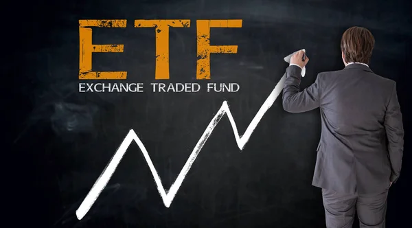 Бізнесмен пише ETF на концепції дошки — стокове фото