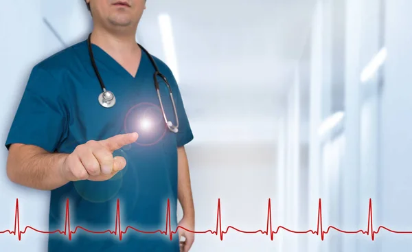 Doktor ukazuje na prohlížeč s konceptem šablona srdeční frekvence — Stock fotografie
