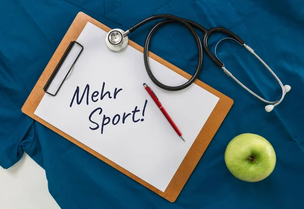 Mehr Sport (en alemán Más deportes) portapapeles con estetoscopio — Foto de Stock