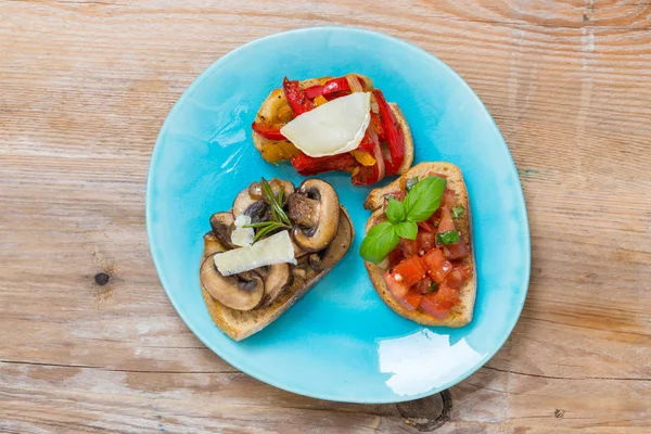 Bruschetta with tomatoes, mushrooms, goat's cheese — Stock Photo, Image