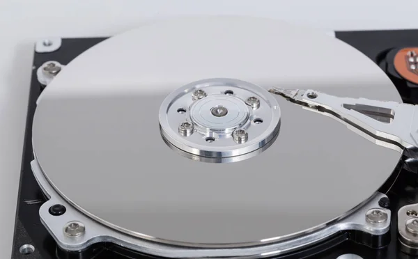 Відкрити жорсткий диск з магнітним диском і головою запису — стокове фото