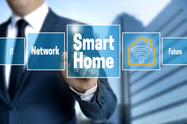 SmartHome dokunmatik ekran işadamı tarafından işletilmektedir