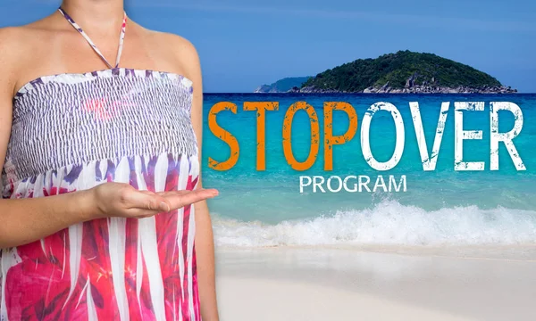 Концепция программы Stopover представлена женщиной на пляже — стоковое фото