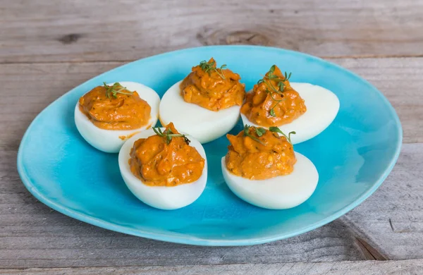 Huevos rellenos con berro en un plato — Foto de Stock