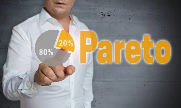 Pareto touchscreen wordt geëxploiteerd door man — Stockfoto