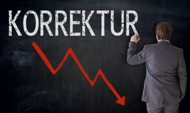 İşadamı Korrektur (Alman düzeltme içinde) blackboar üzerinde yazıyor.