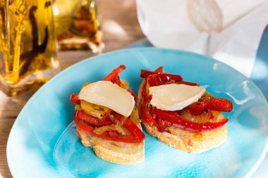 Bruschetta biber ve ahşap oyun tahtası keçi peyniri ile