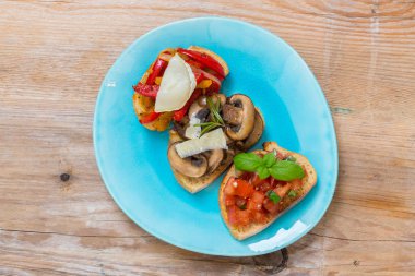 Bruschetta domates, mantar, keçi peyniri ile