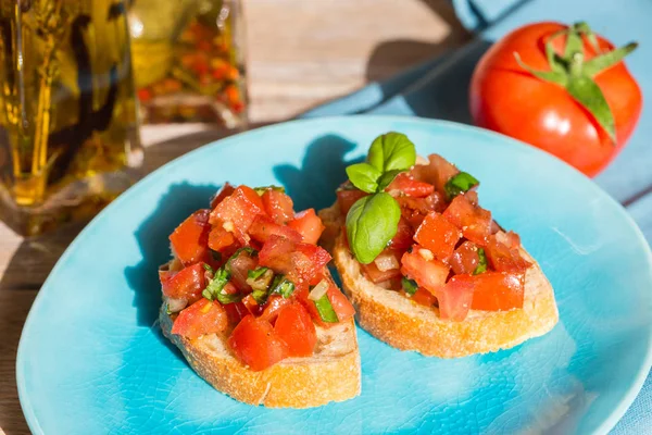 Bruschetta กับมะเขือเทศบนกระดานไม้ — ภาพถ่ายสต็อก