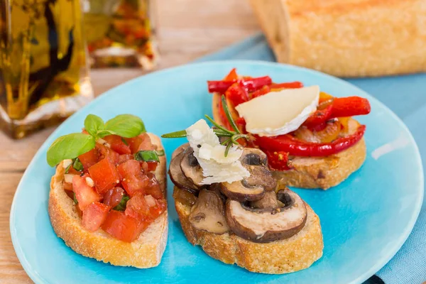 Bruschetta with tomatoes, mushrooms, goat's cheese — Stock Photo, Image