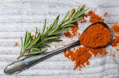 Biber tozu ve biberiye bir kaşık makro üzerinde