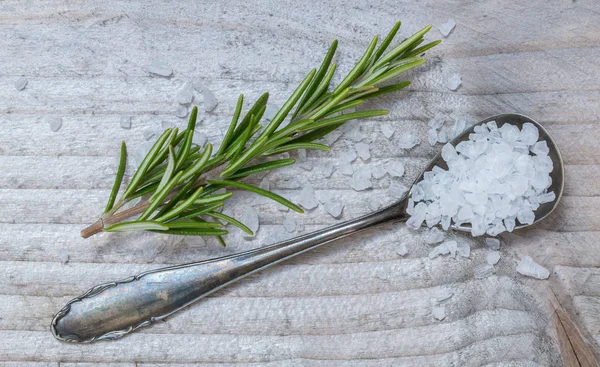 Tuz ve bir kaşık makro üzerinde biberiye