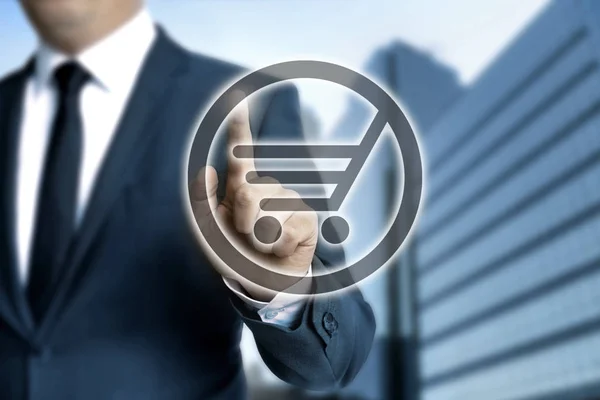 Shopping cart pekskärmen drivs av affärsman — Stockfoto