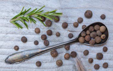 Yenibahar ve biberiye bir kaşık makro üzerinde
