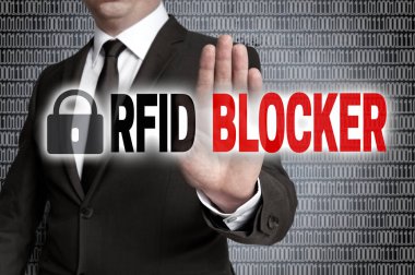 RFID engelleyici matris ile işadamı tarafından gösterilir