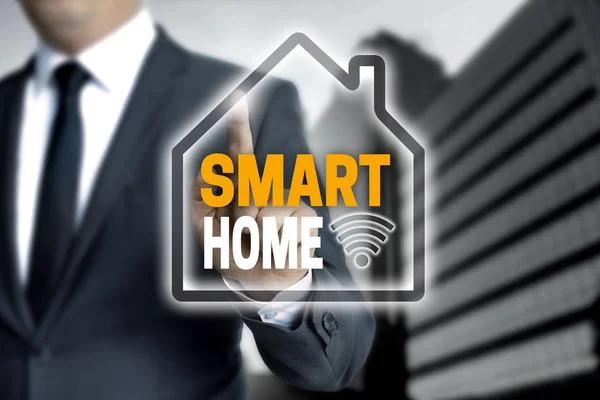 Smart Home touchscreen è gestito da un uomo d'affari — Foto Stock