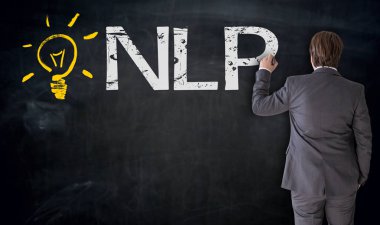 İşadamı Nlp yazı tahtası kavramı üzerinde yazıyor.